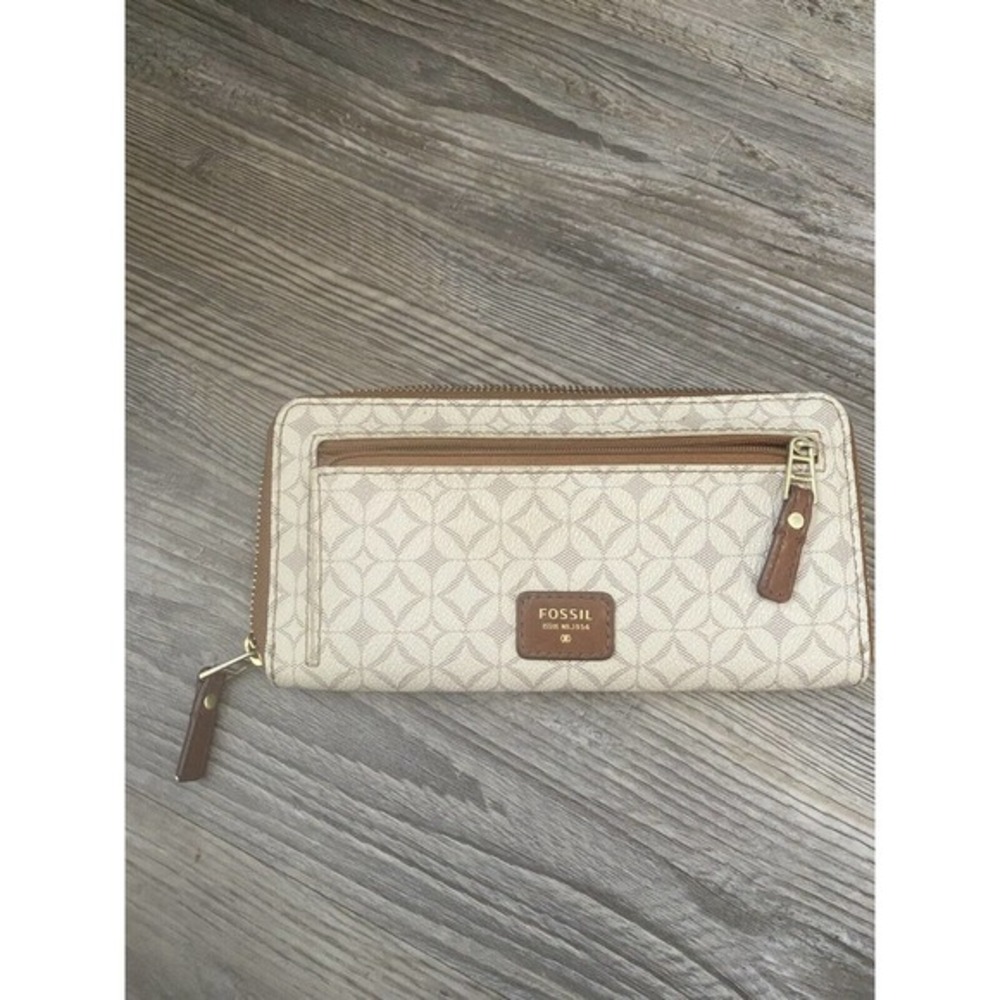 Fossil Beige Leather Large Zip Around Accordion Wallet